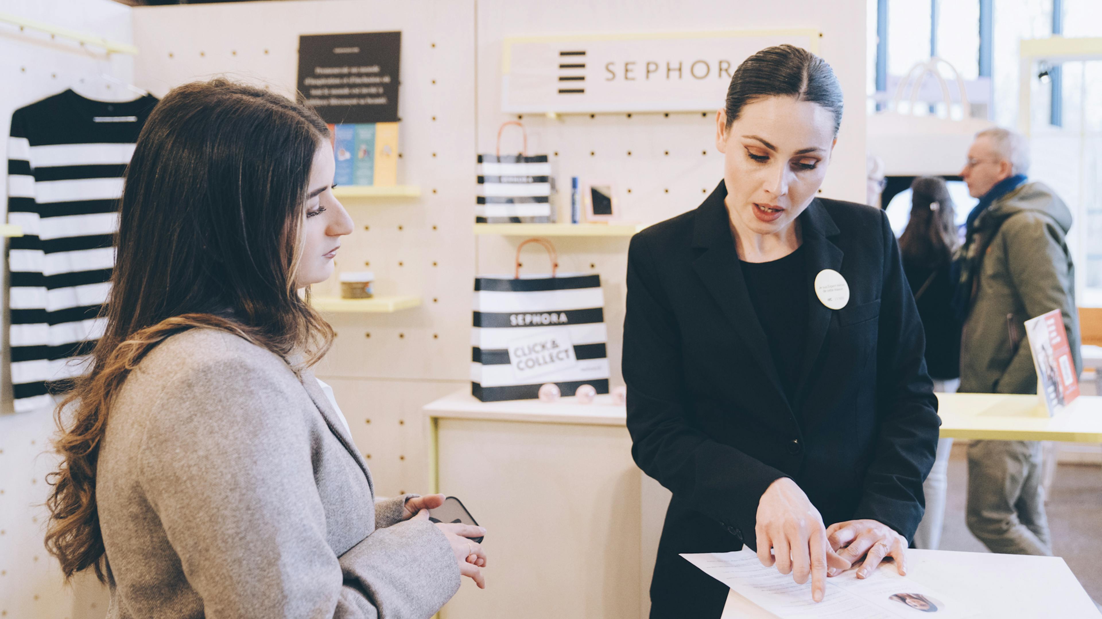 Une RH Sephora échange avec un visiteurs sur son CV