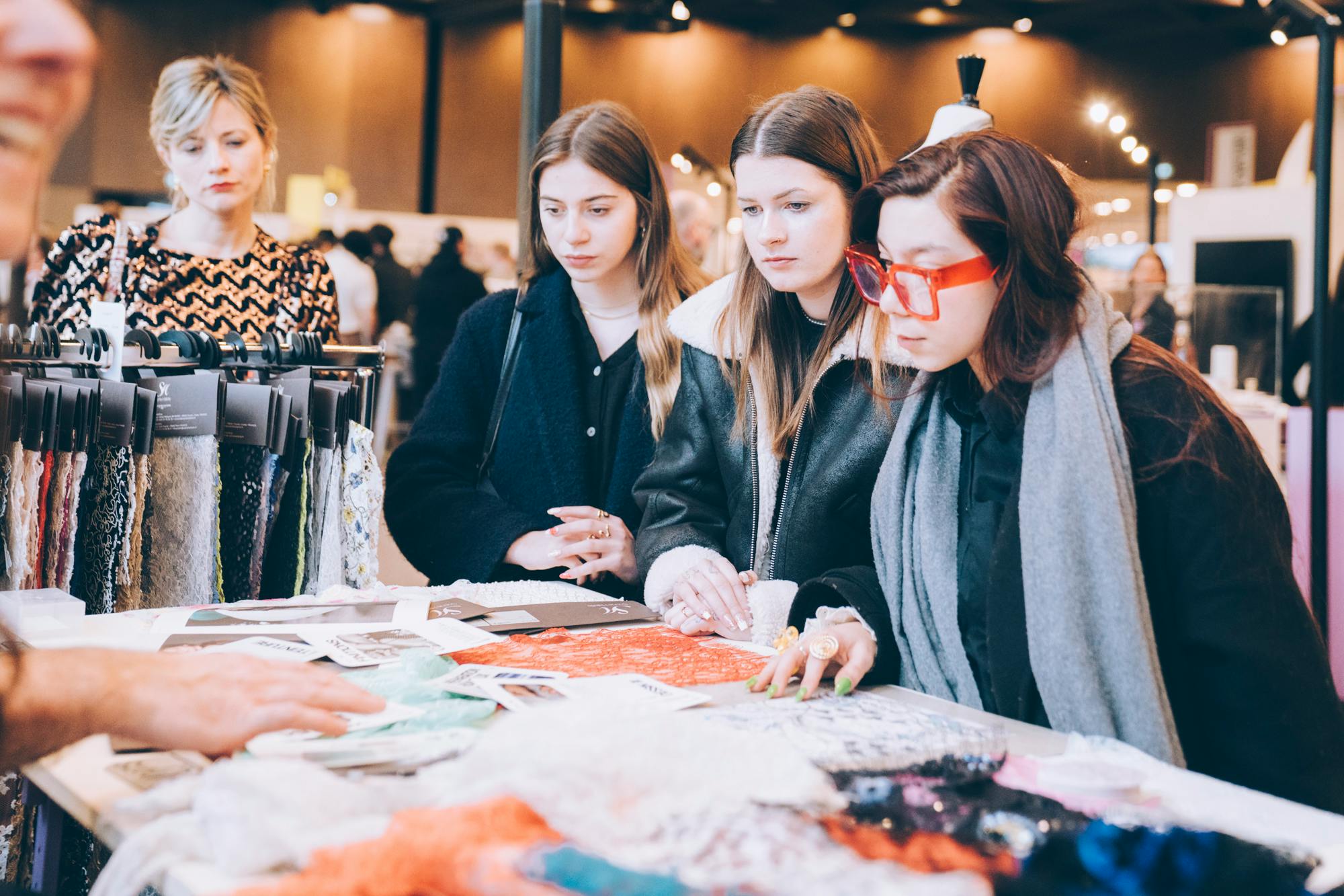 Des visiteurs observent le travail d'un artisan