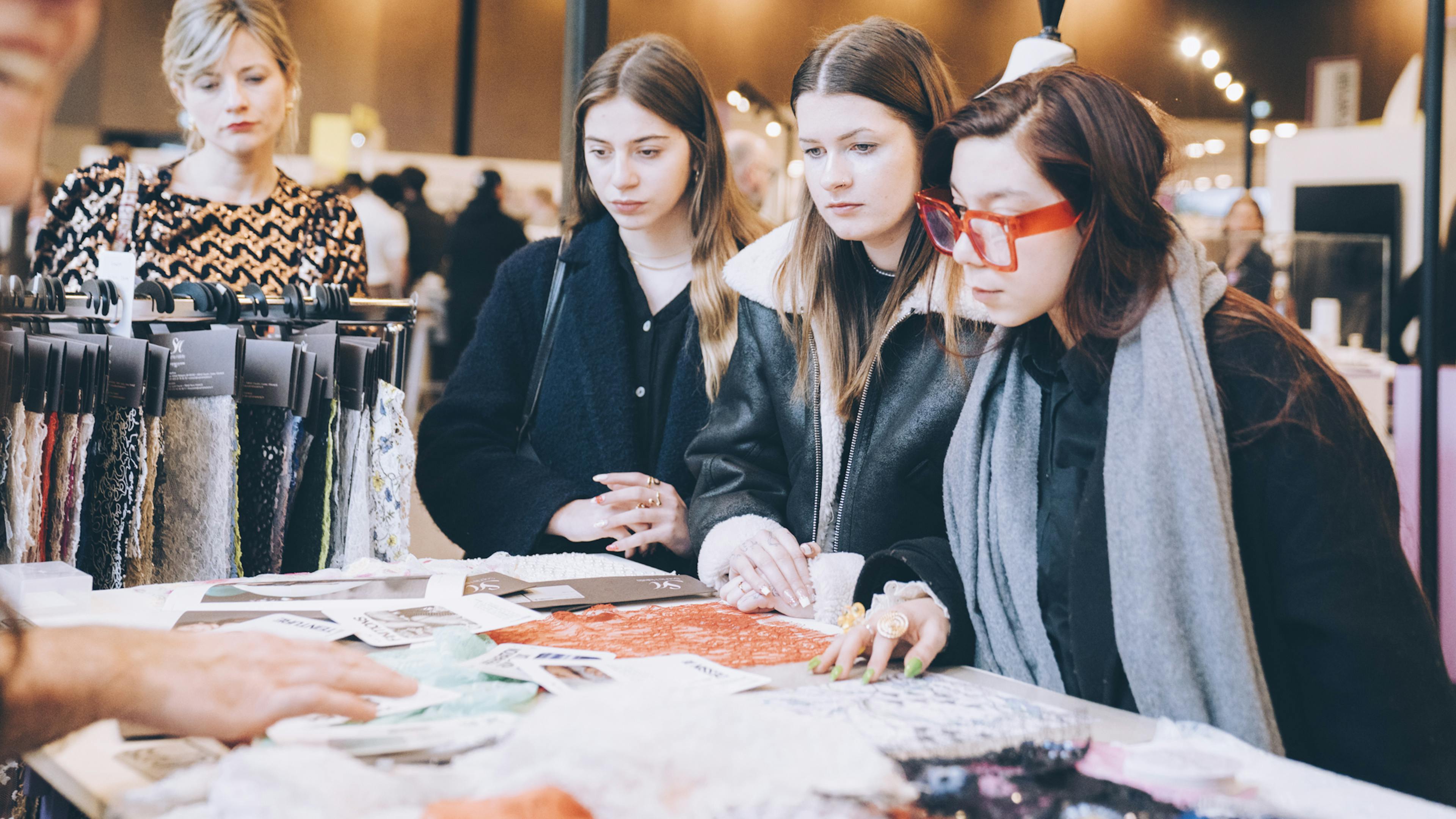 Des visiteurs observent le travail d'un artisan