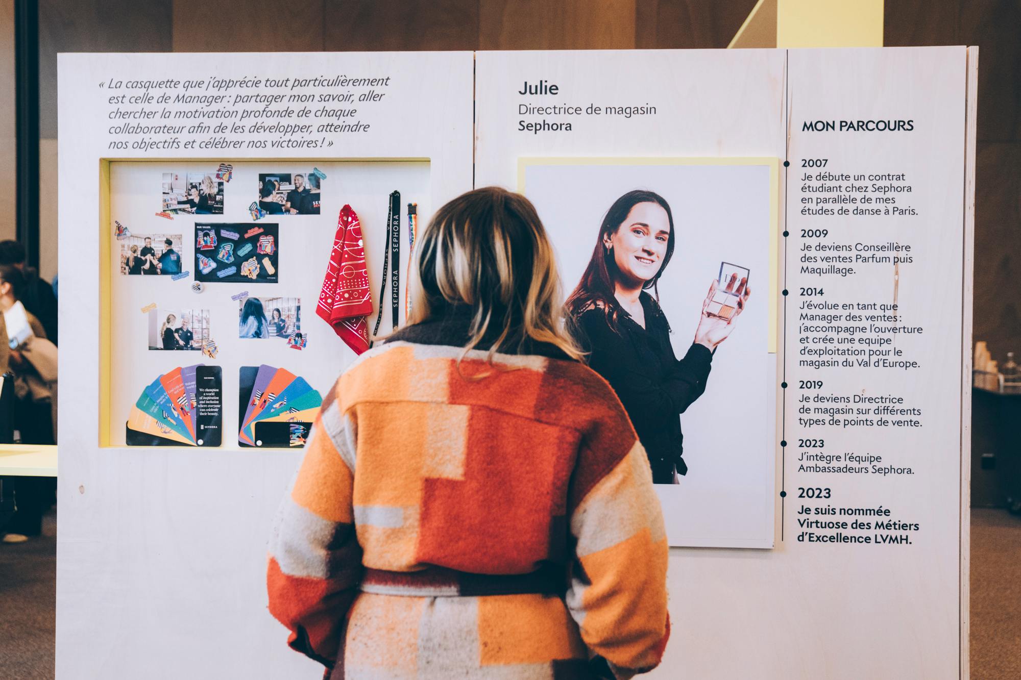 Un visiteur découvrent le parcours d'un Virtuose grâce à son portrait 360°