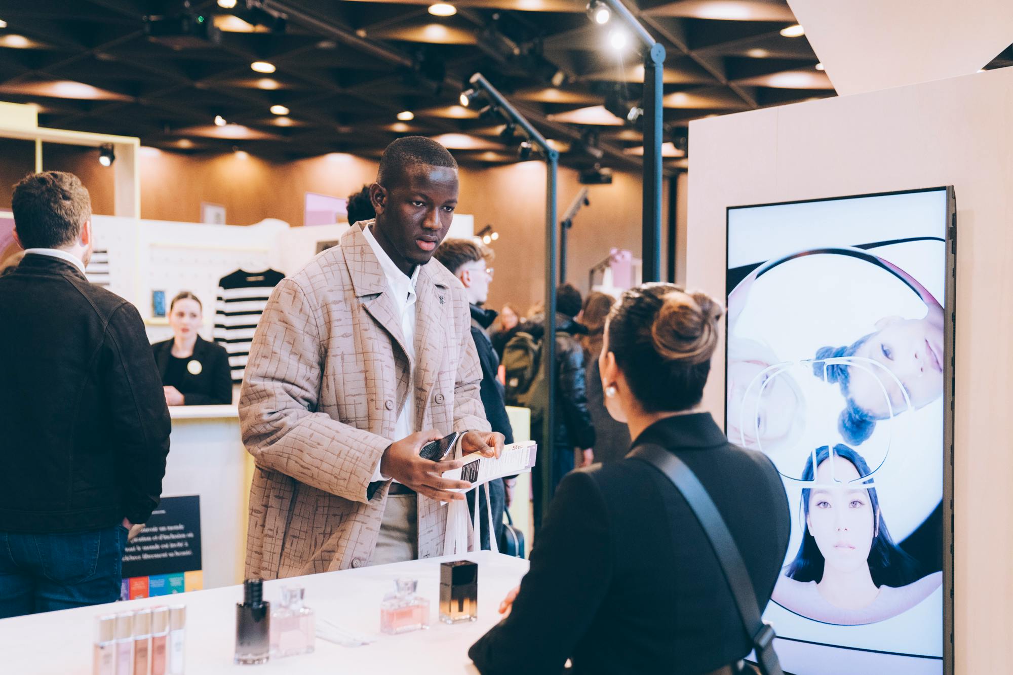 Un visiteur échange avec une RH