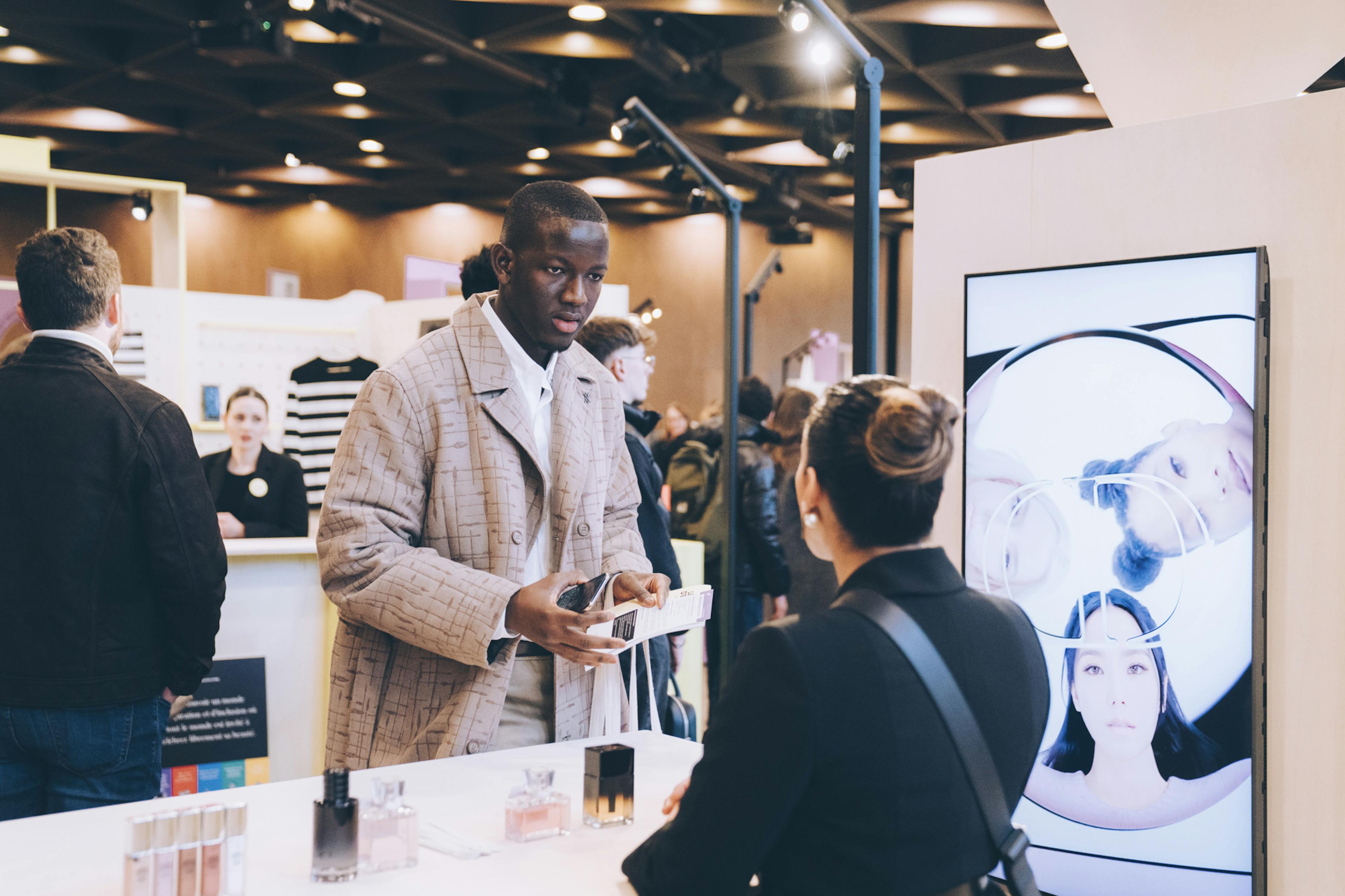 Un visiteur échange avec une RH