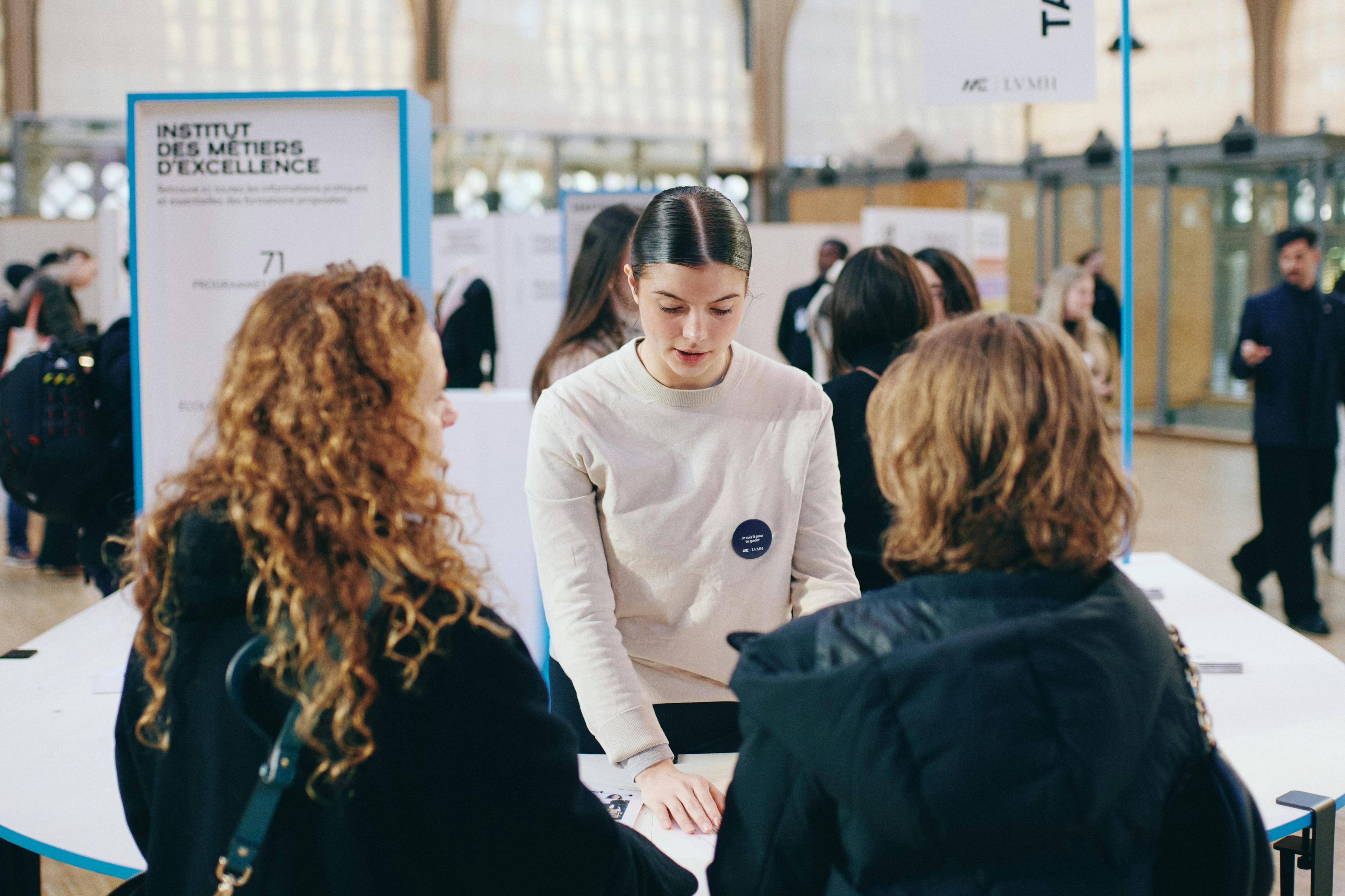 Des visiteurs posent des questions sur l'Institut ME

