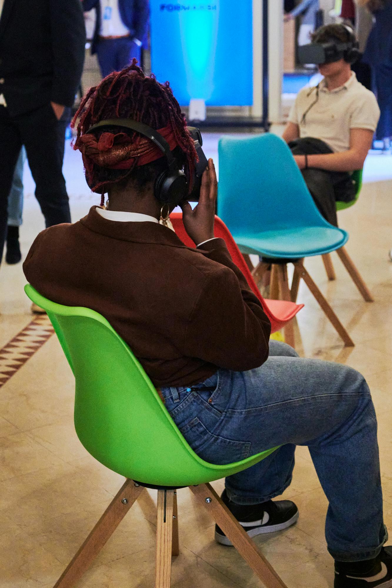 un visitatore che indossa una cuffia per la realtà virtuale durante You & ME