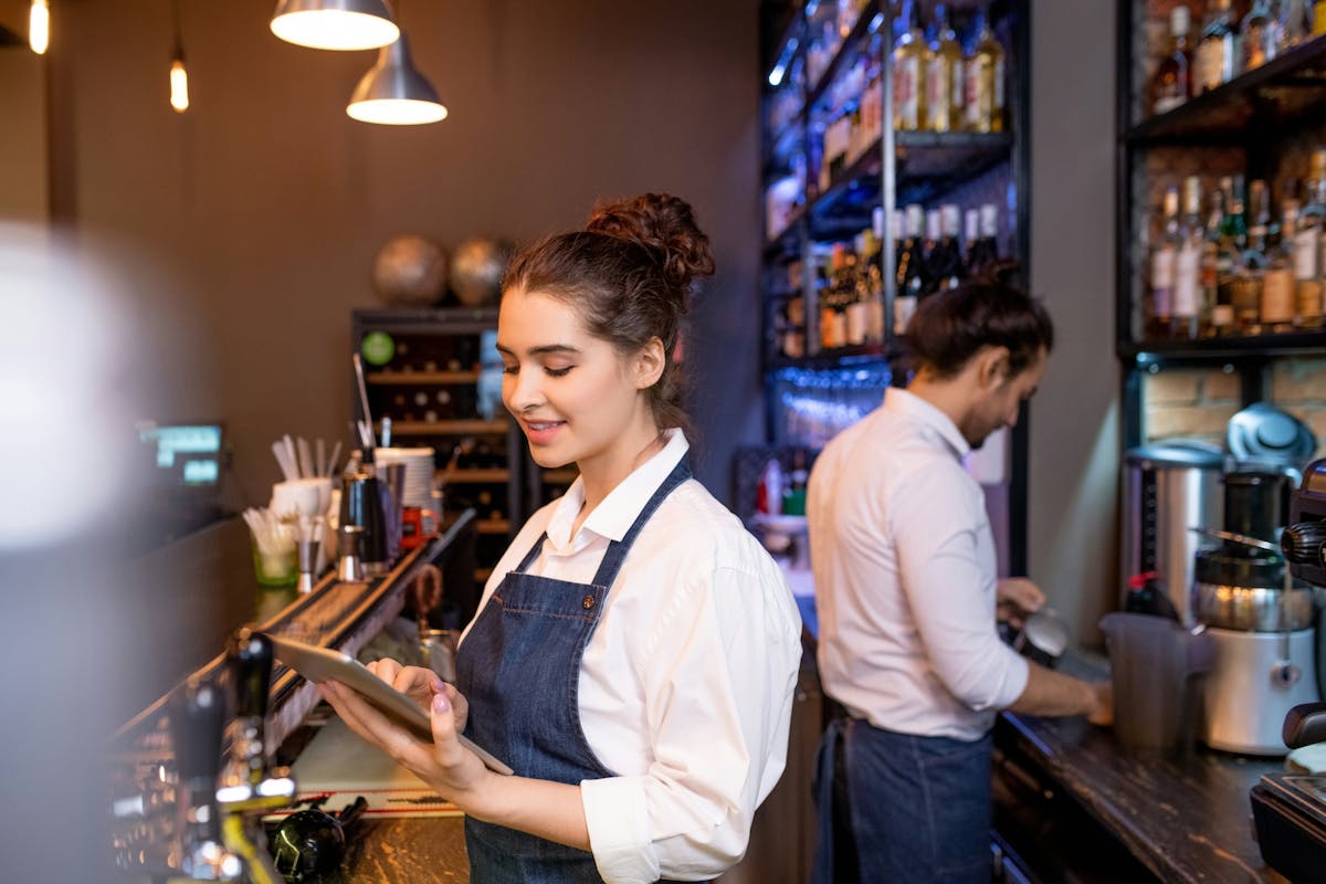 How F&B Teams Can Communicate Better During Shifts