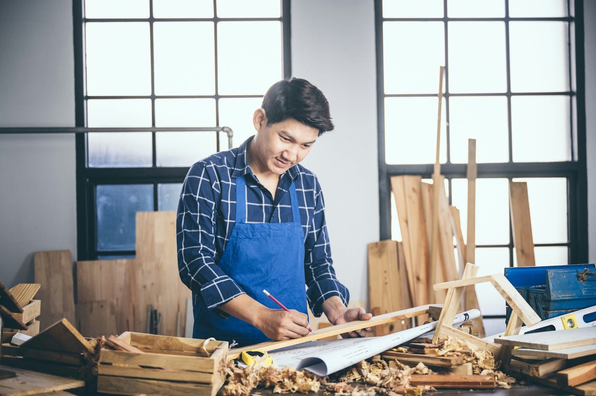 Reduce turnover with bilingual safety guides, welcome messages & training checklists.