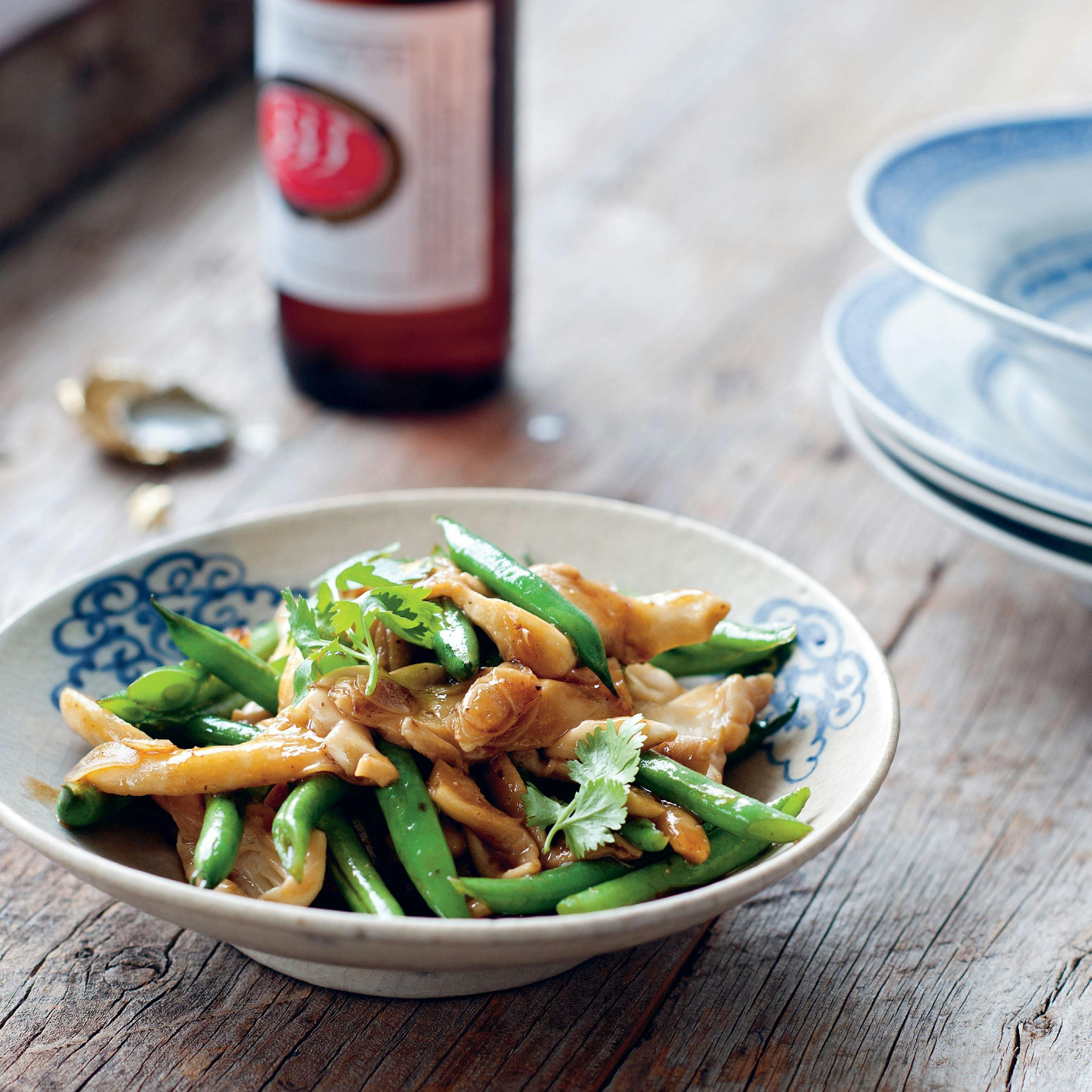 Green beans stir-fried with oyster mushrooms and garlic