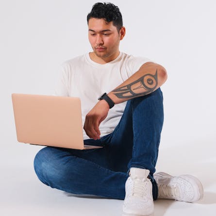 Élève assis devant un ordinateur portable