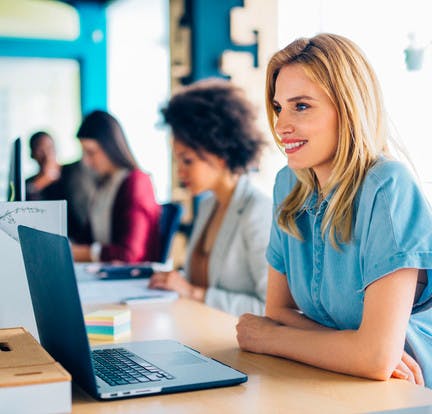 Donna che legge un contratto sul suo computer portatile