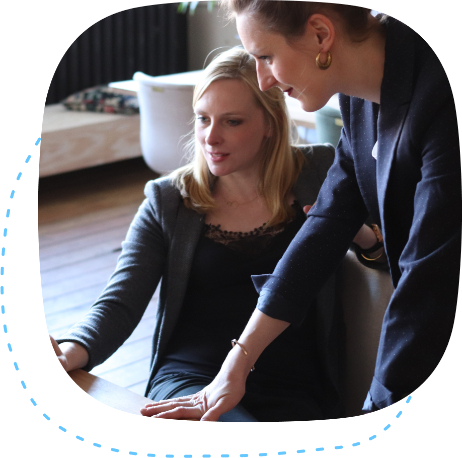 2 femmes regardant un ordinateur