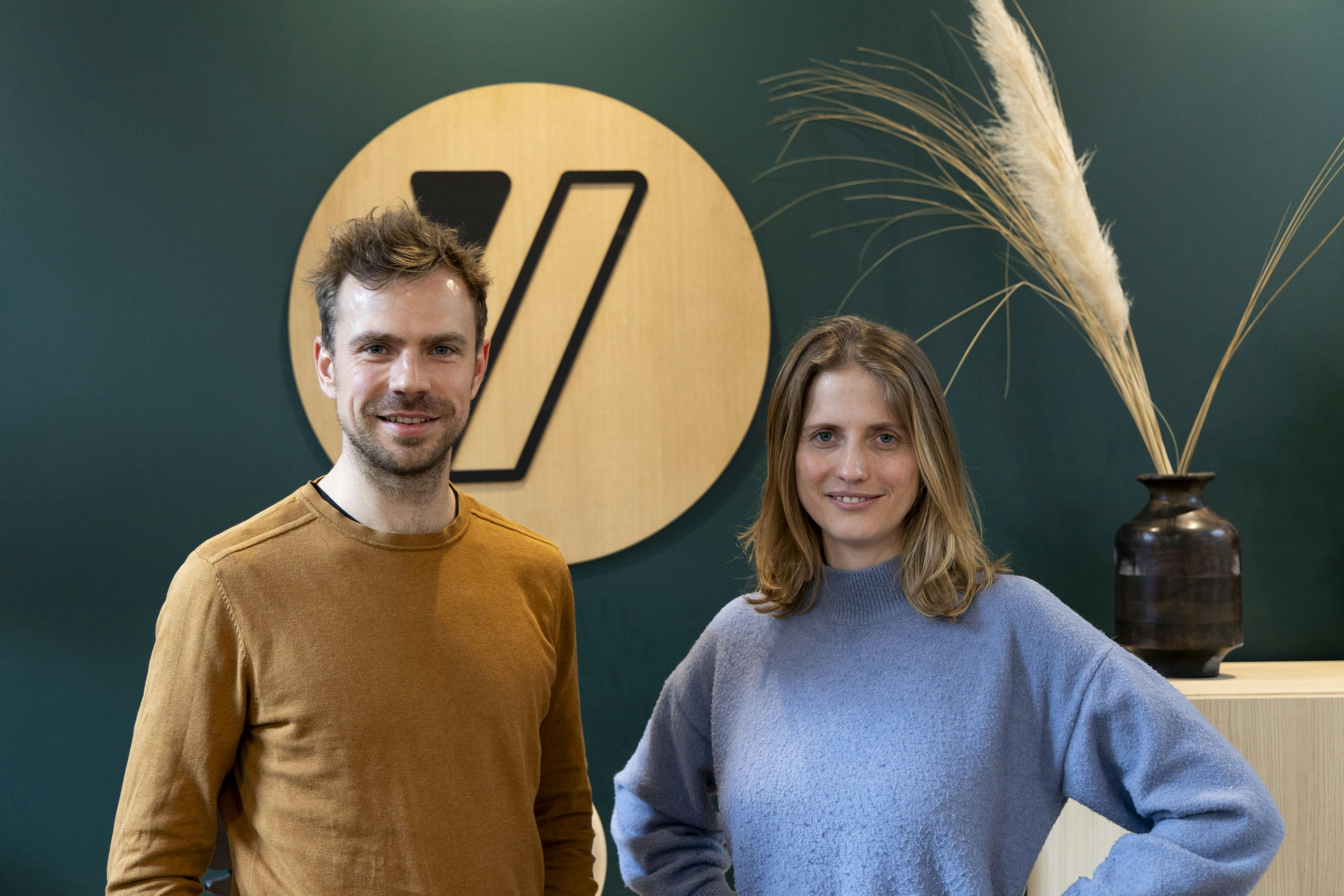 Janina Möhlmann und Dominik Drechsler (Vertriebsleiter) im Yousign Büro
