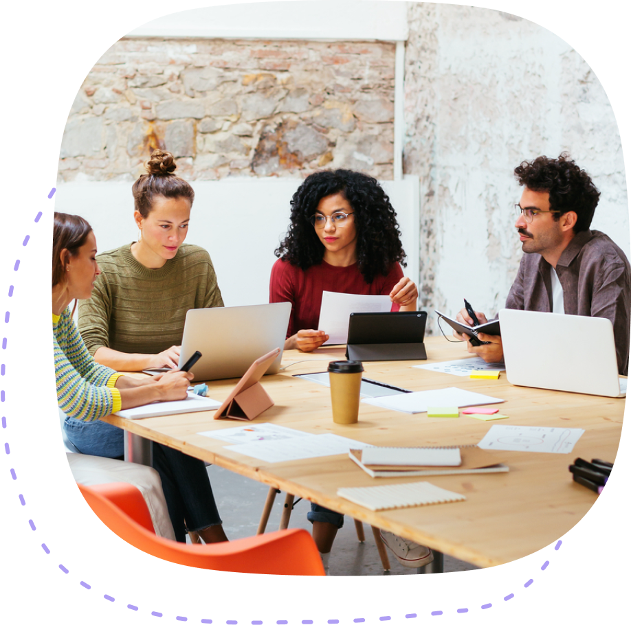 personas alrededor de una mesa