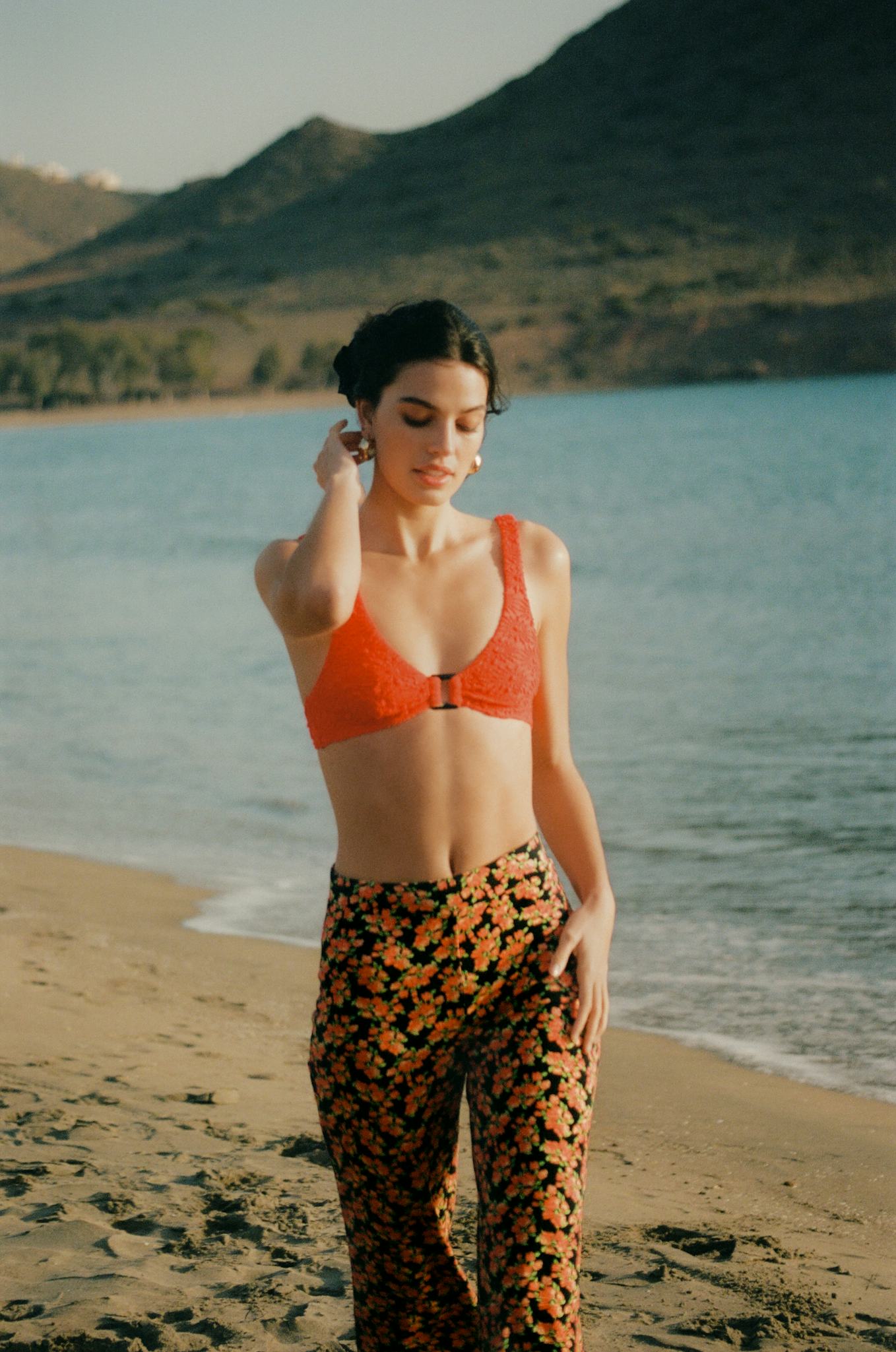 Triangle foulard Jolis reflets Orange tangerine et Pantalon Hôtel à la plage imprimé Pénélope