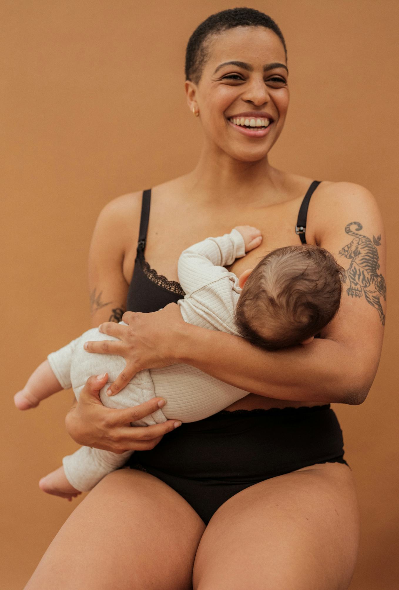 Aurélie is carrying a baby and is wearing the lingerie set Une chanson douce in black 