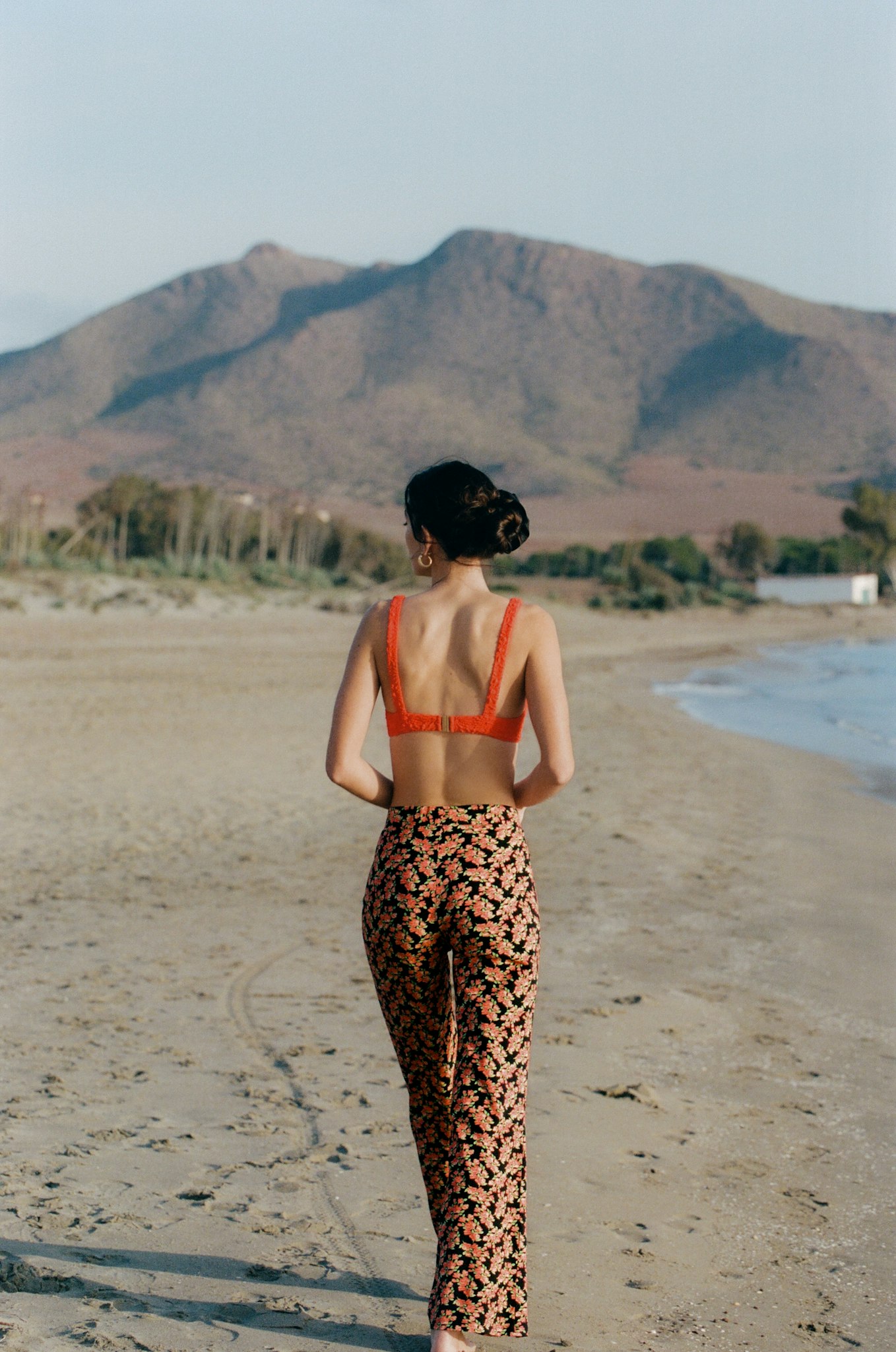 Triangle foulard Jolis reflets Orange tangerine et Pantalon Hôtel à la plage imprimé Pénélope