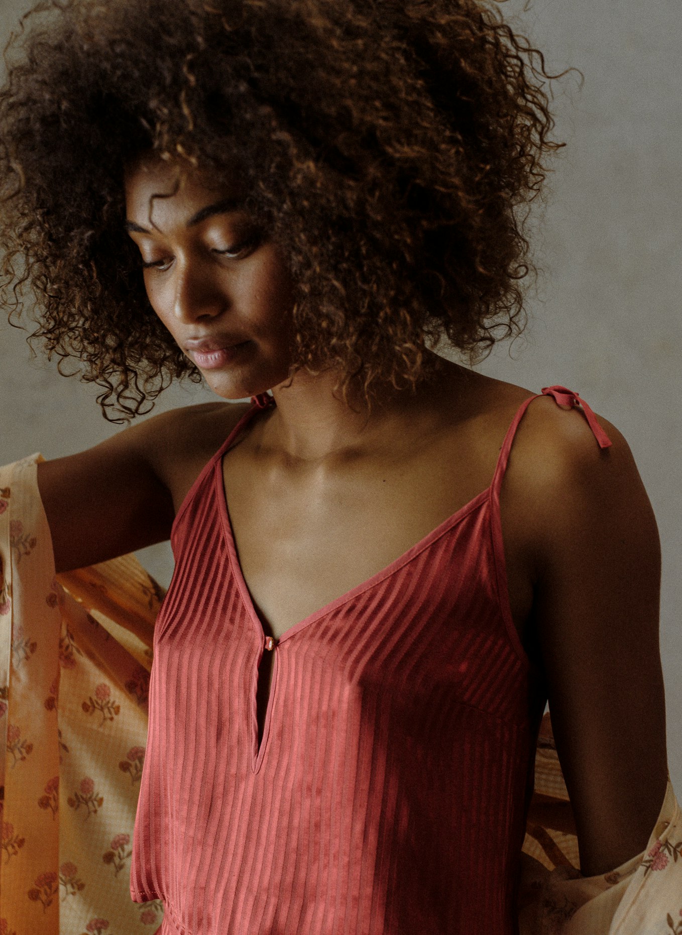 Ysé Caraco Comme un film Santal et chemise de nuit Lumière du matin Mademoiselle