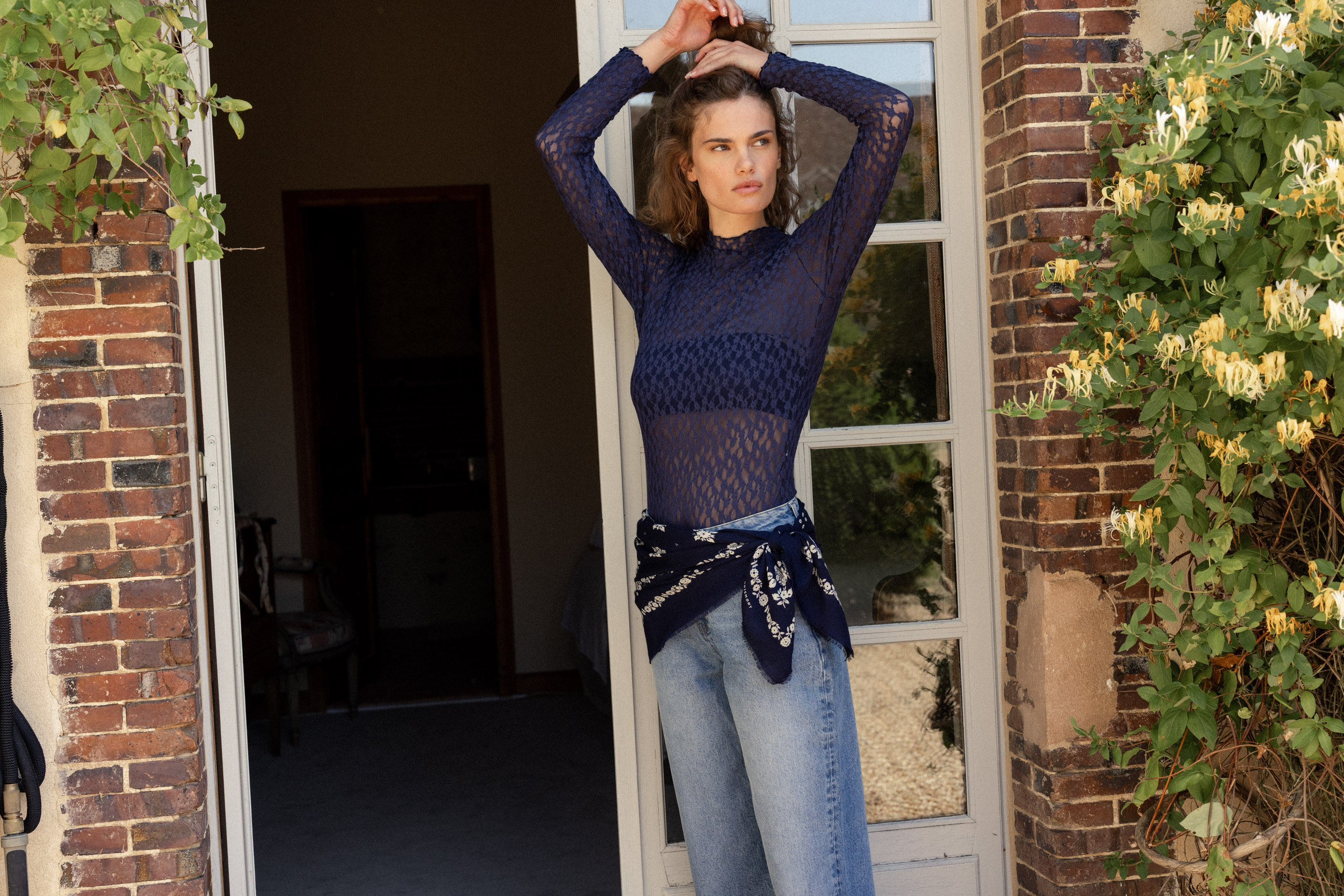 Body Nouveaux jours Bleu nuit, Bandeau Nouveau monde Bleu marine, Jean loose À travers les saisons Bleach et Foulard London Imprimé Magic blue