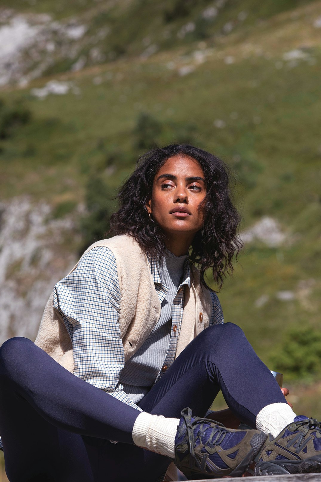 Veste polaire sans manche Douce aventure Beige et Surchemise Balade d'automne carreau et Legging en équilibre Gris ardoise