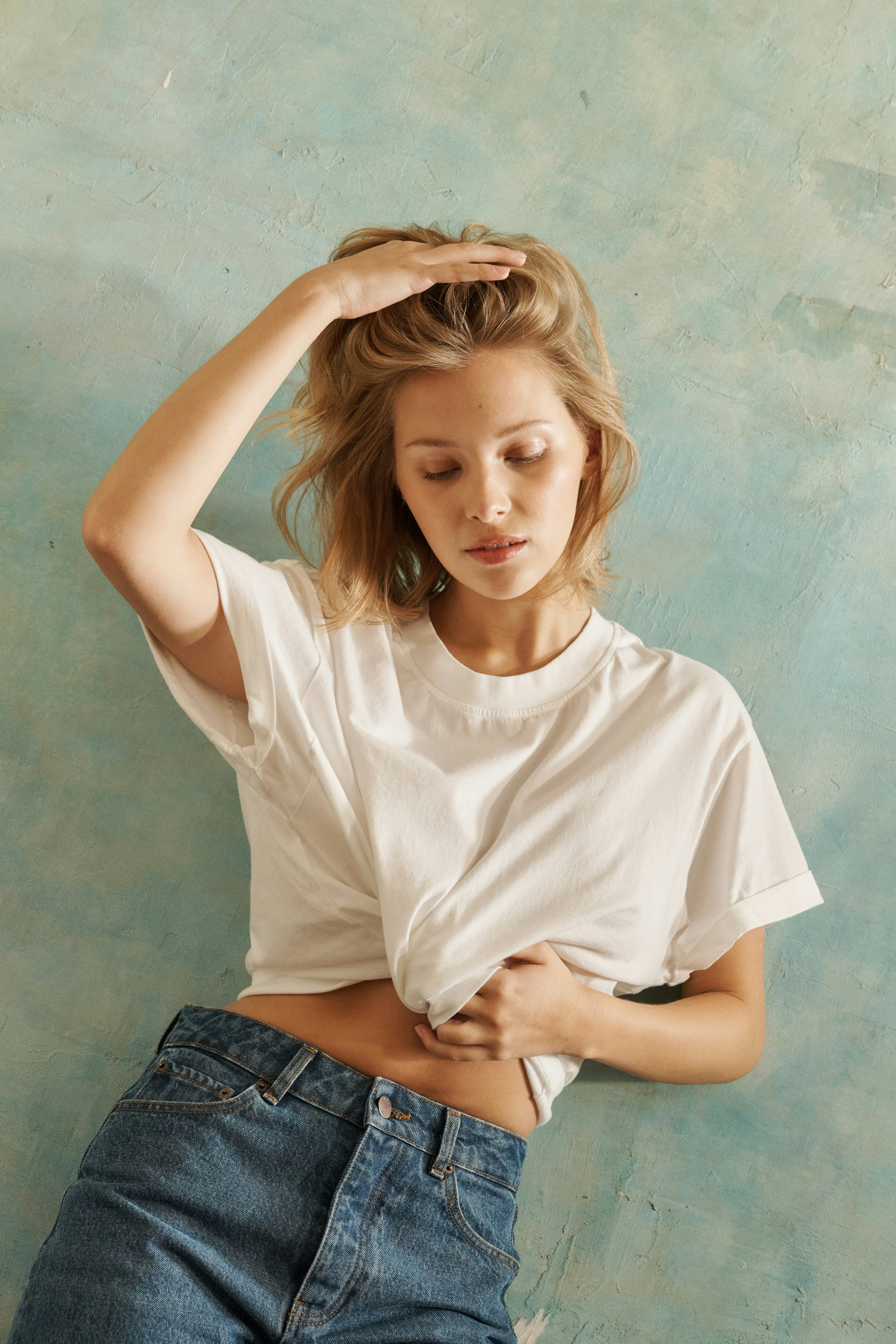 Jean droit À travers les saisons Bleu medium et T-shirt Bel ami Blanc