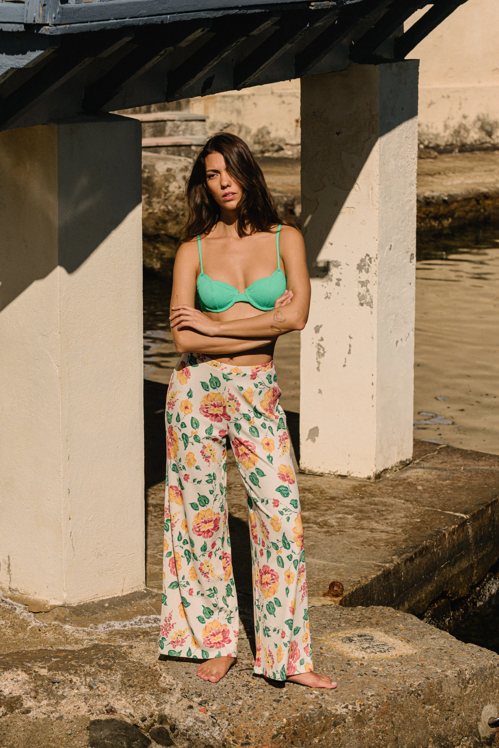 Pantalon Croquer l'été Imprimé pivoines et Corbeille Sable doré Vert menthe