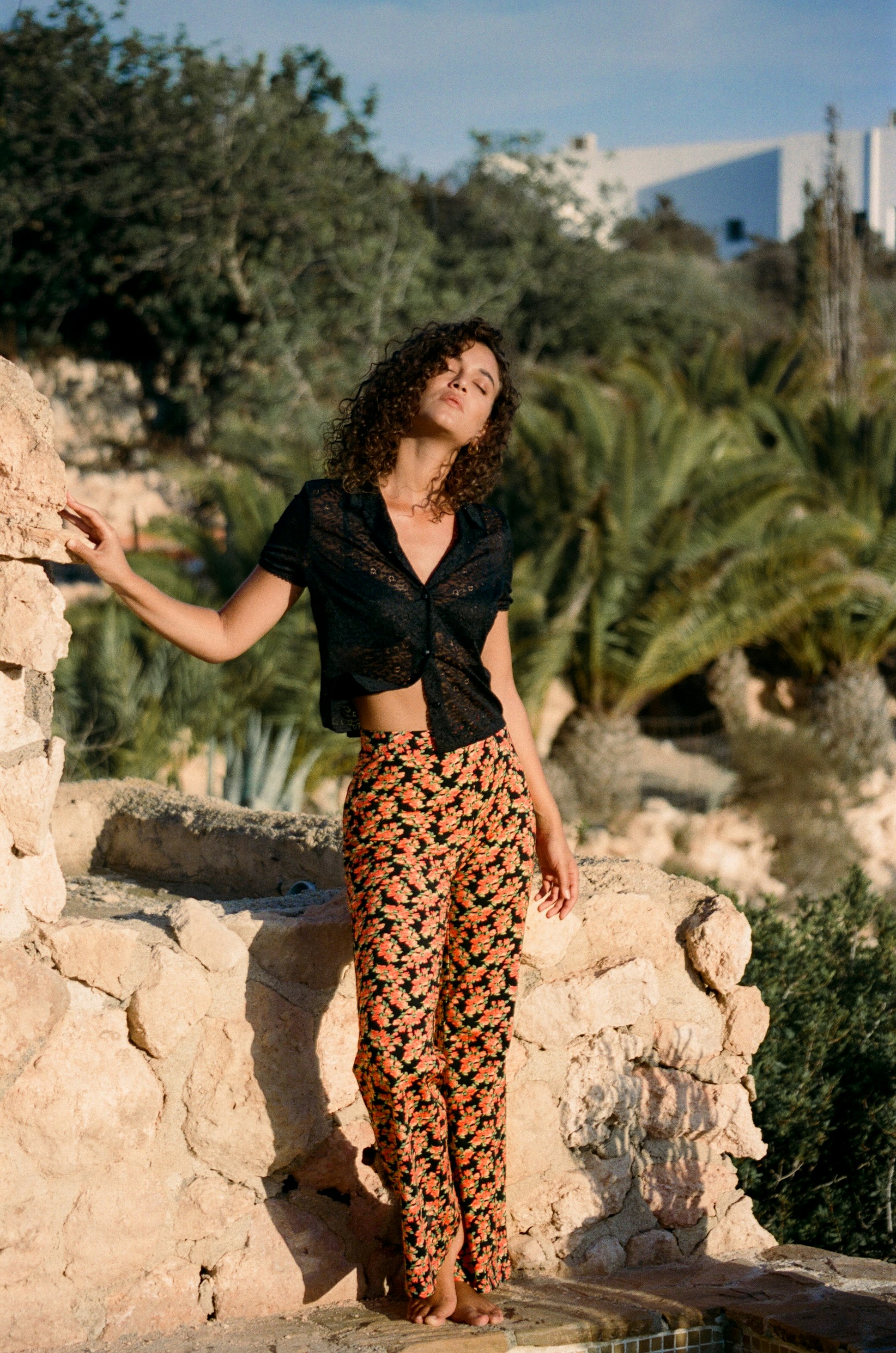 Chemise manches courtes Flacon parfumé Noir et Pantalon Hôtel à la plage Imprimé Pénélope