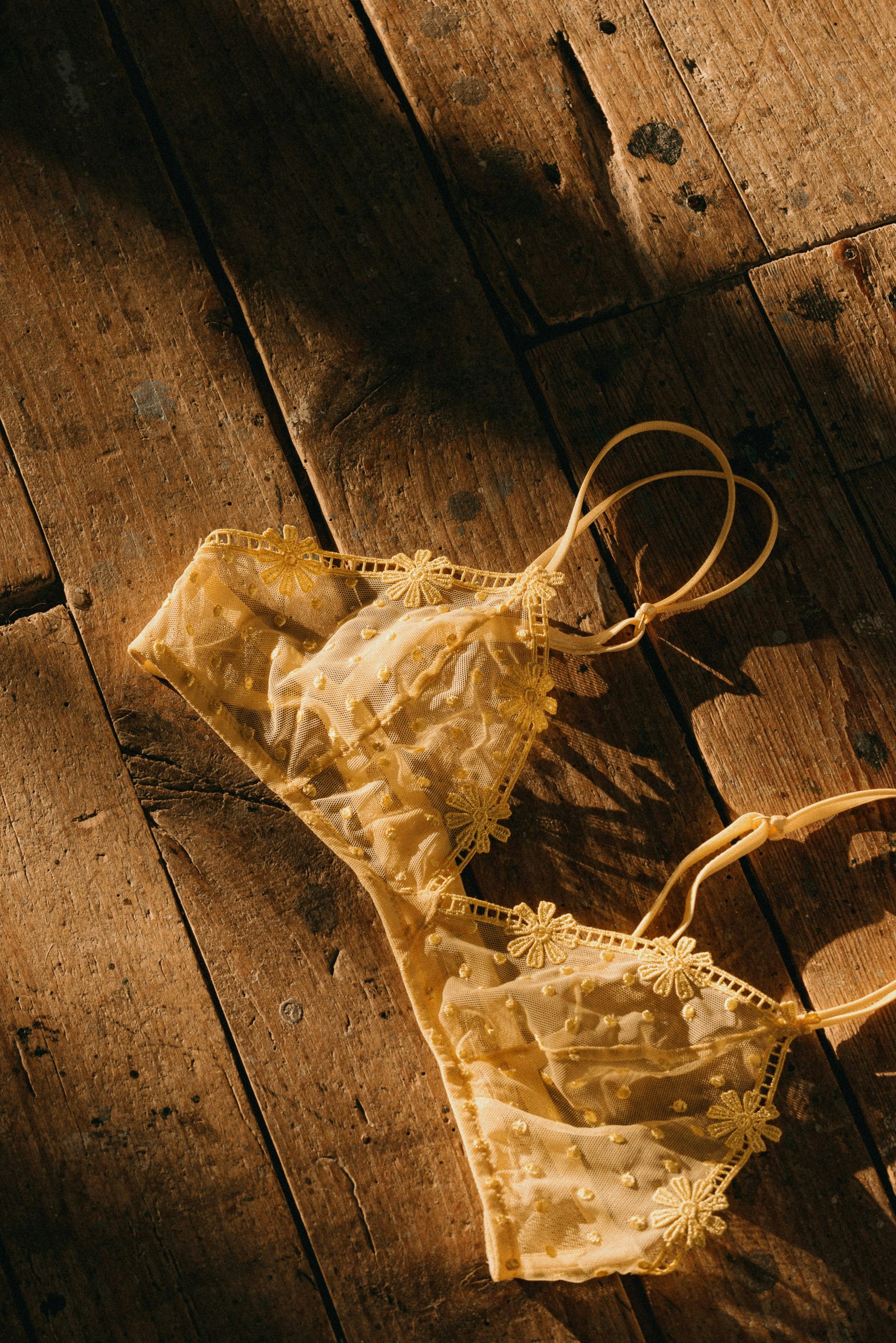 Les dessous chics
Dans les yeux jaune soleil