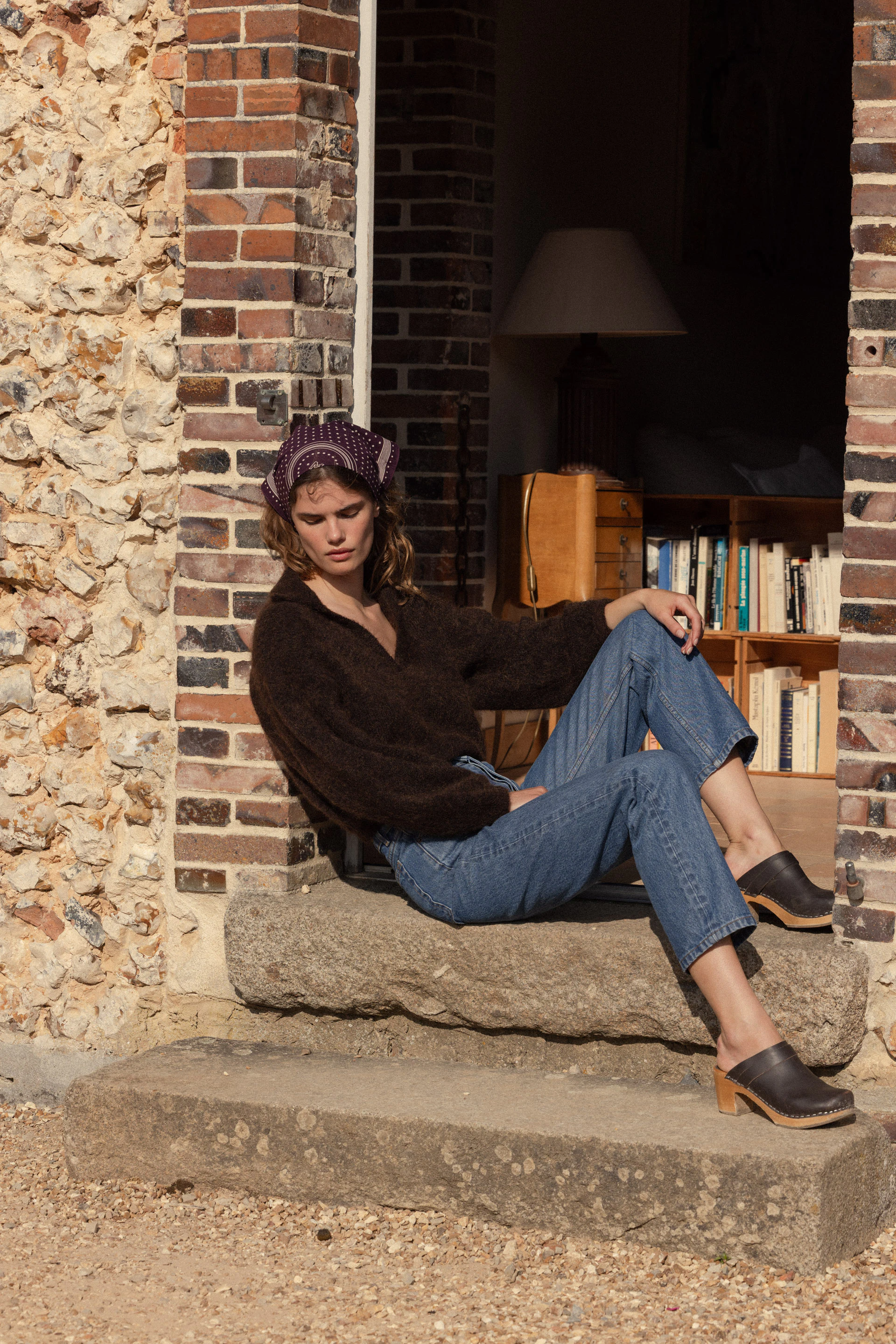 Pull Éclat d'hiver Cacao , Jean droit À travers les saisons Bleu medium, Foulard Allegra Imprimé Taffeta
