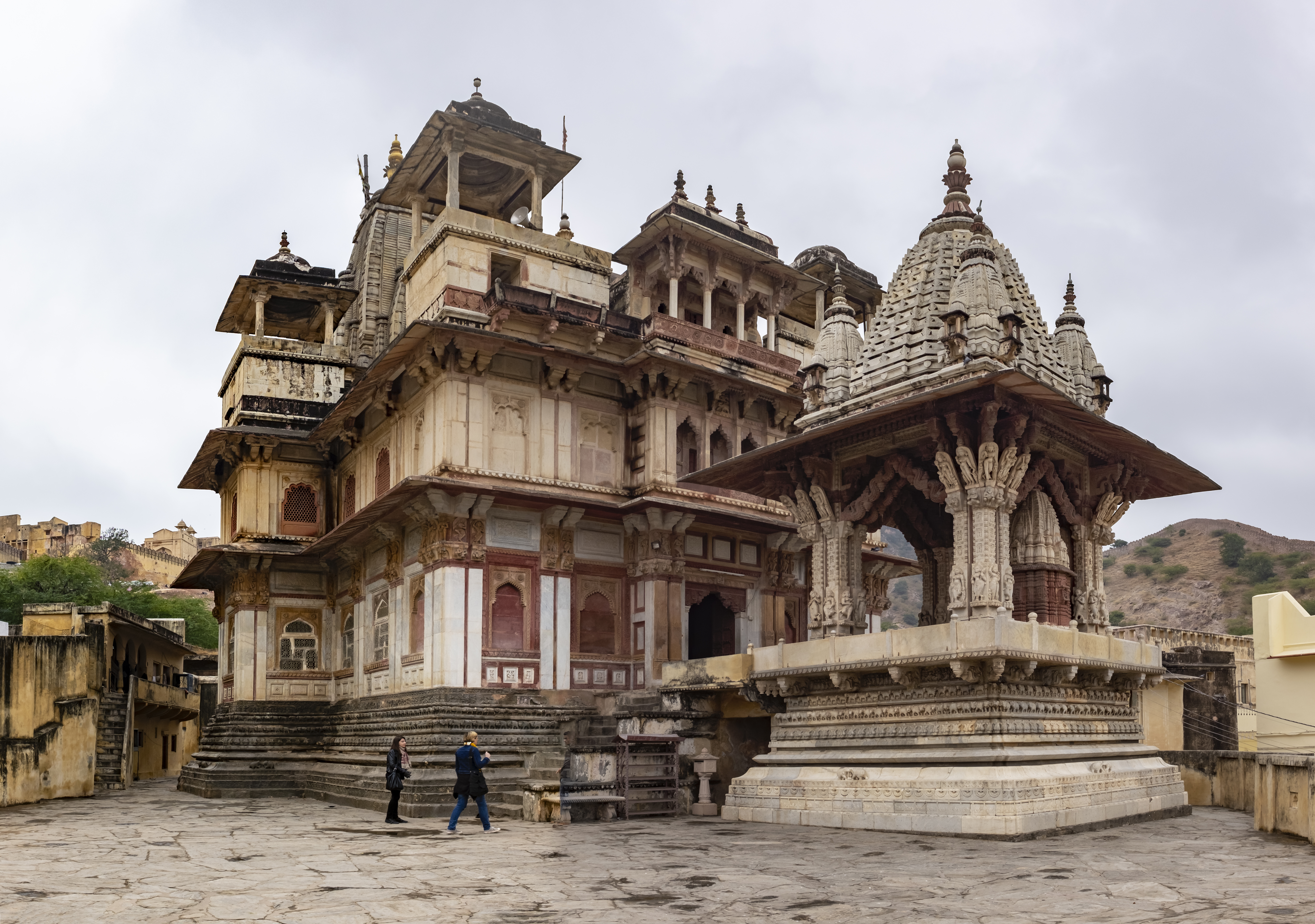 The grey and beige Amer fort is shown in Jaipur, India.