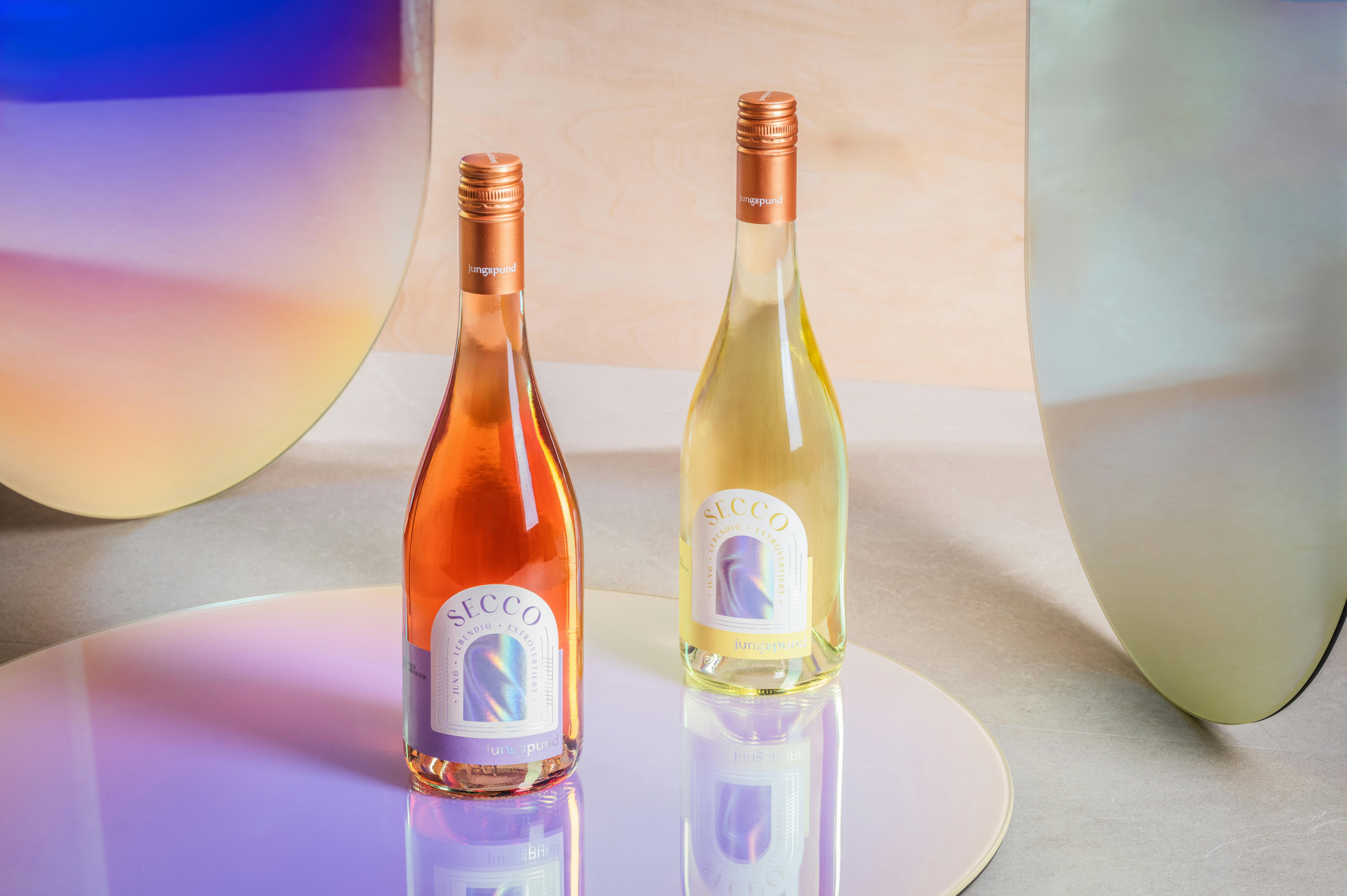 Yummy Stories ist eine spezialisierte Marken- und Designagentur für alkoholfreie Weine, No und Low Alcohol Getränke, Ready to Drink Konzepte sowie innovative Weinmarken in Deutschland und Europa. Die Agentur begleitet Getränkehersteller, Weingüter und Handelsmarken mit strategischer Markenberatung, präziser Markenpositionierung und zukunftsorientierter Markenstrategie für veränderte Konsumgewohnheiten und neue Genussmomente.



Im Fokus stehen Future Concepts, Product Concepts und New Product Development für wachsende NoLo Segmente, moderne RTD-Formate und alkoholfreie Alternativen und klassische Wein- und Sektmarken. Yummy Stories entwickelt differenzierende Markenidentitäten, Brand und Product Naming, visuelle Markenwelten sowie innovatives Packaging Design und Wine Label Design für neue Zielgruppen wie Millennials und Gen Z.



Das Leistungsspektrum umfasst Branding, Restyling, Limited Editions, Packaging Innovation, nachhaltige Designkonzepte sowie konsumentenorientierte Kommunikation im Lebensmitteleinzelhandel und Direct to Consumer. Ergänzend entstehen Content Strategy, Brand Imagery, Digital und Social Campaigning, hochwertige Fotografie und Videoformate, AI Imagery und Motion sowie Print und Publishing Projekte inklusive Brand Books.



Zu den Kunden gehören unter anderem Geldermann, Doppio Passo, Rotkäppchen, EDEKA, Bataillard AG, Jungspund, Azzerio Alkoholfrei, Sektmanufaktur Schloss Vaux, Markus Schneider, Weingut Ignaz Niedrist und weitere nationale und internationale Marken.



Yummy Stories verbindet Marktverständnis mit Innovationskraft und entwickelt alkoholfreie und moderne Getränkemarken mit klarer Haltung, starker visueller Identität und nachhaltiger wirtschaftlicher Relevanz.