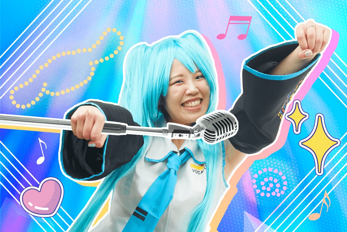 A picture of a Hatsune Miku cosplayer holding a microphone in front of a blue and pink background with Cinnamoroll looking designs behind her. 