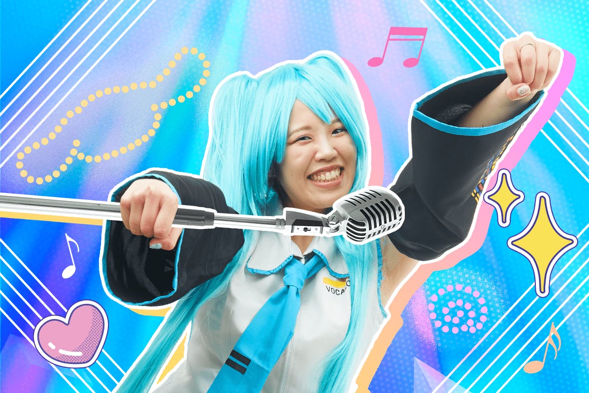 A picture of a Hatsune Miku cosplayer holding a microphone in front of a blue and pink background with Cinnamoroll looking designs behind her.