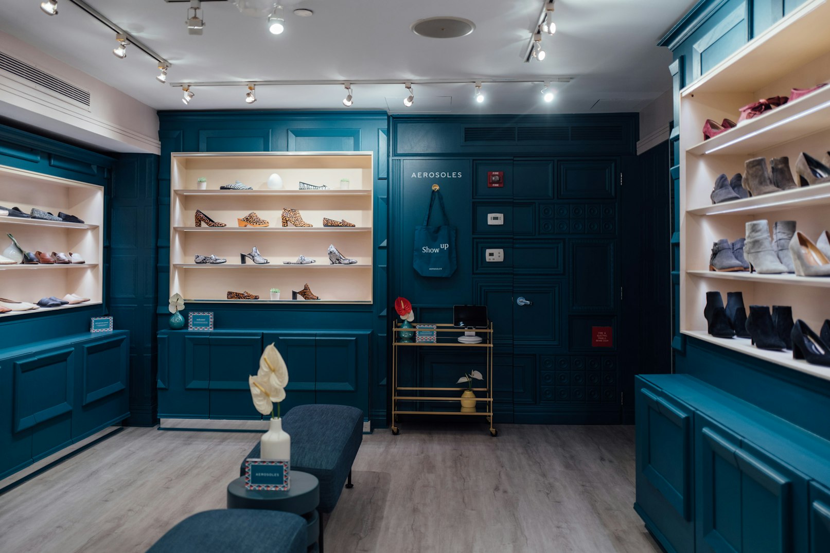 Image showing the inside of the Aerosoles pop-up shot at Grand Central Station. The main color is teal.