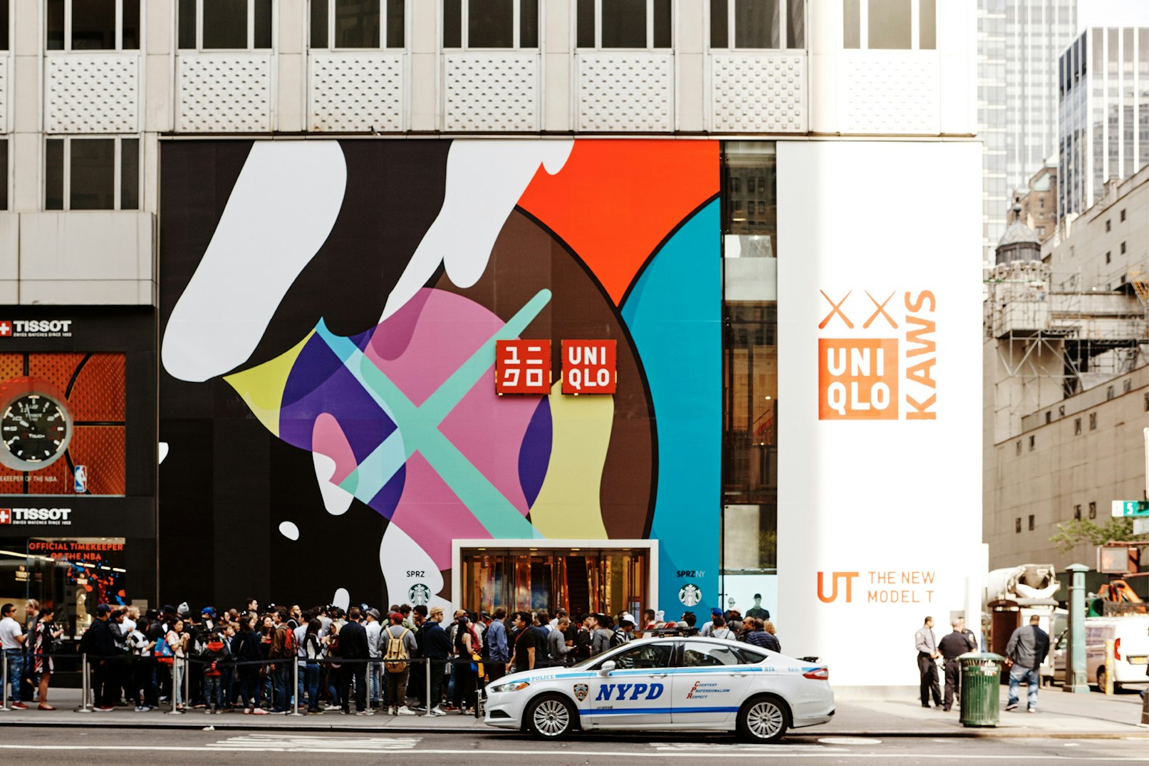 Image showing the Uniqlo store on 5th avenue with a long line of people waiting to get inside the store.