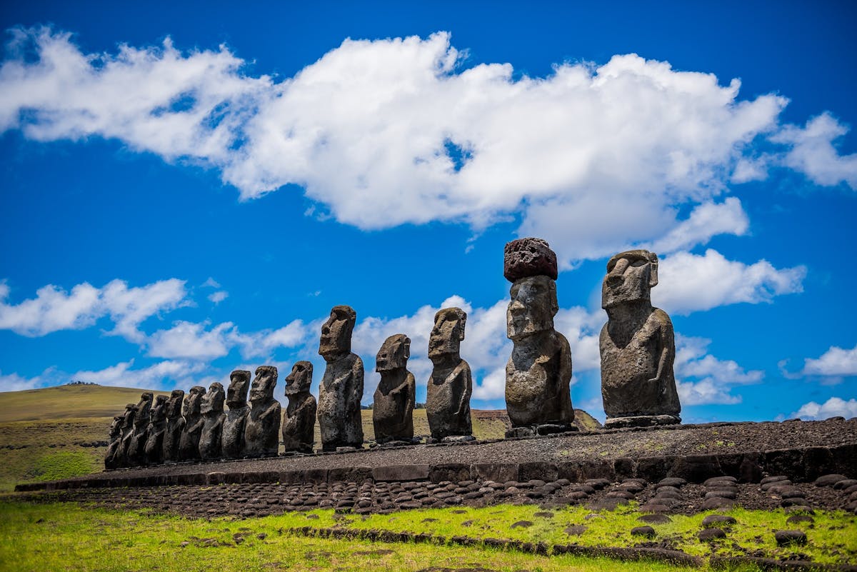 Sculptures en pierre sur une île avec de la verdure au sol