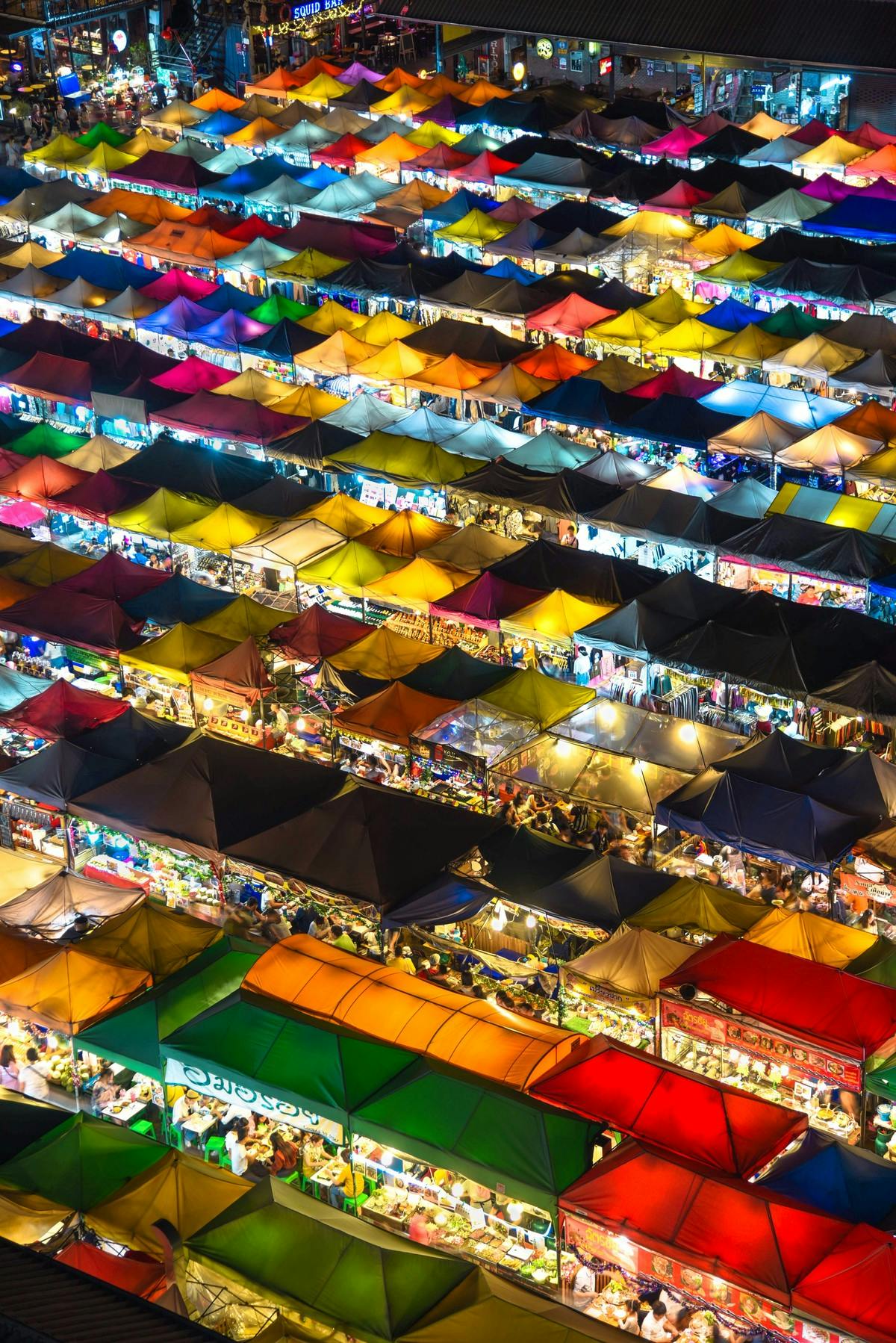 Des emplacement colorés sur un marché traditionnel nocturne thaïlandais.