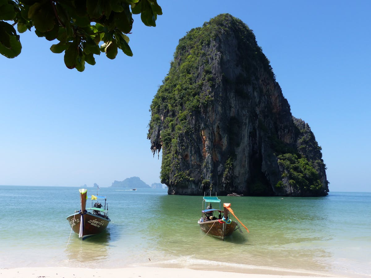 Two traditional Thai canoes and Krabi Island Rock - Image by Eric Blandin from Pixabay