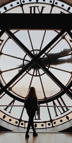 femme regardant au loin à travers un beffroi