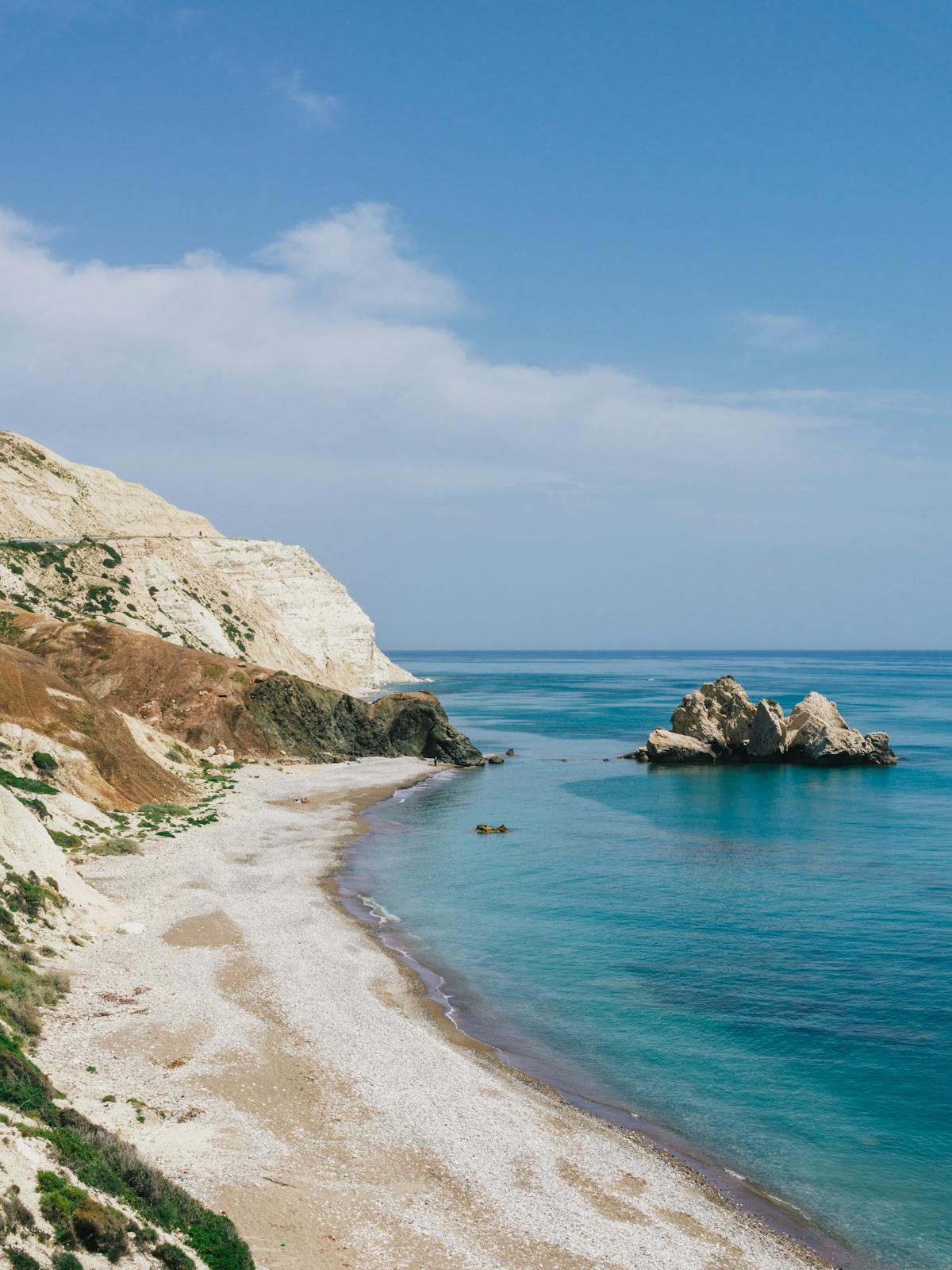 Plage de sable, paysage montagneux
