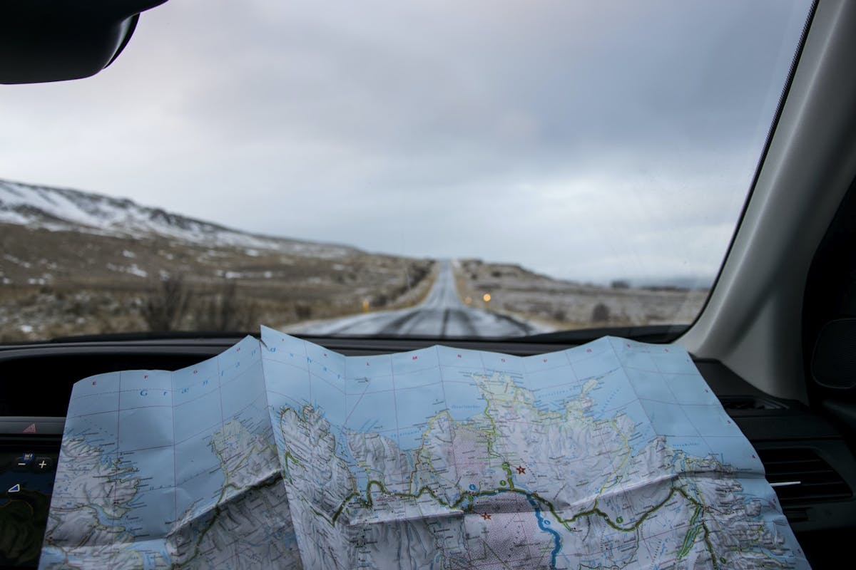 Carte du monde dans une voiture