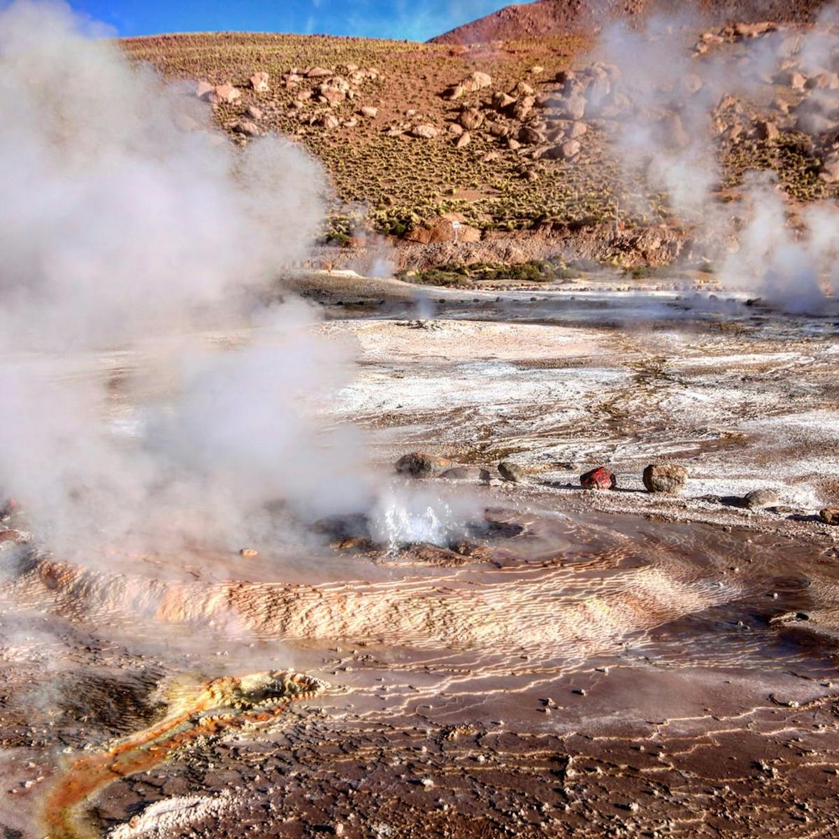 Geysers sortant du sol avec de la fumée au Chili