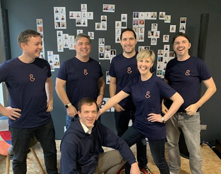 the complete and smiling Yupwego team composed of 6 people