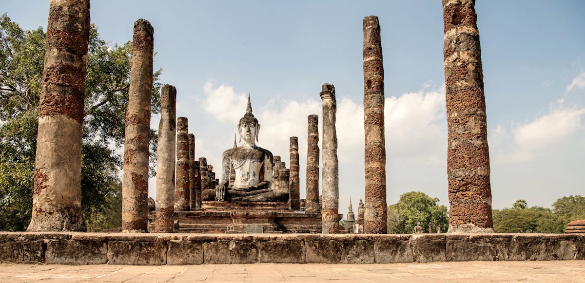 The remains of Wat Si Chum temple with columns and the huge Buddha of 15 m high - Image by Peter Grosse from Pixabay
