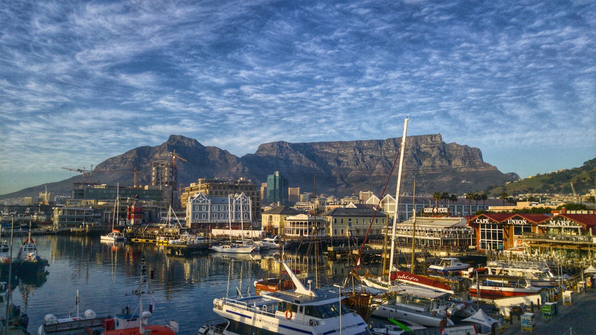 View of Cape Town harbour with boats in the foreground and Table Mountain - by Heinrich Botha de Pixabay