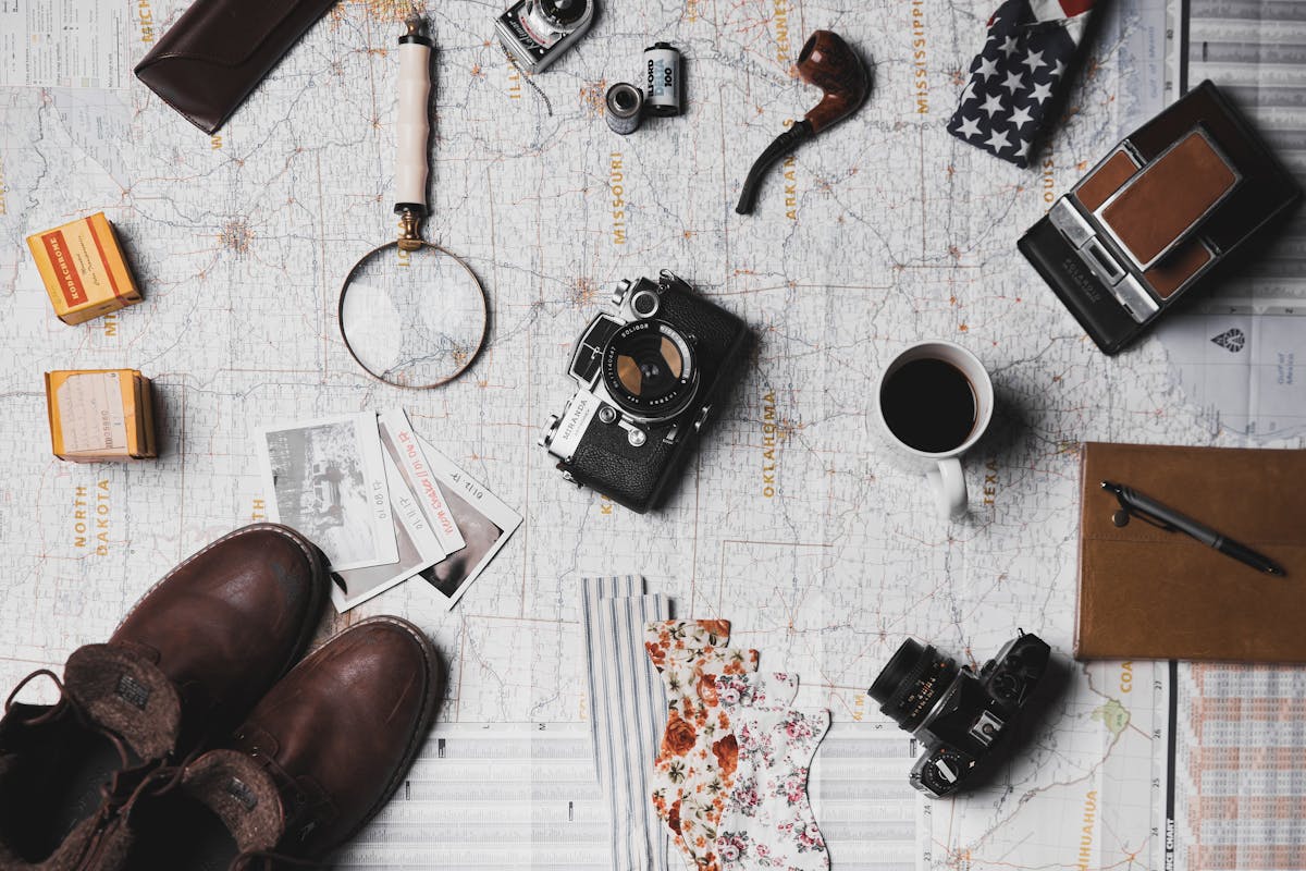 Différents objets nécessaires à un voyage sont disposés sur une carte du monde