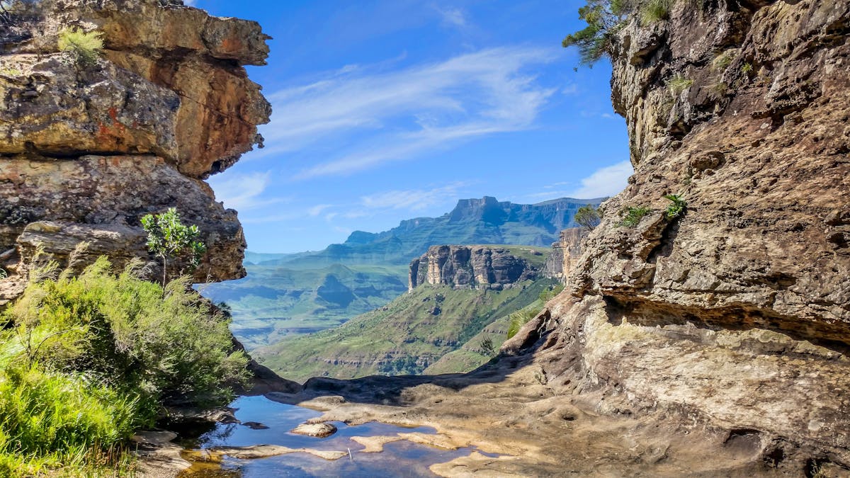 The mountains of the Drakensberg Park with the river in the middle - Picture by photomaniac54 from Pixabay