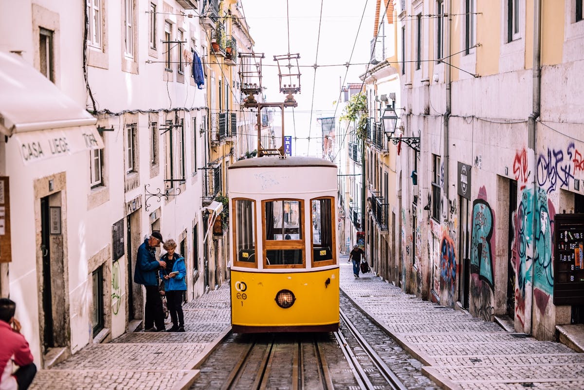 Tramway dans une ruelle à Lisbonne