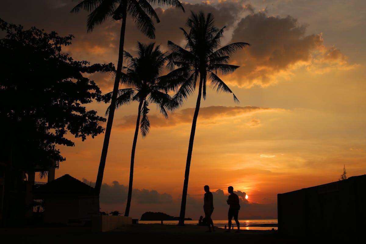 Koh Lanta with a sunset and 2 holidaymakers - Image by hdi from Pixabay