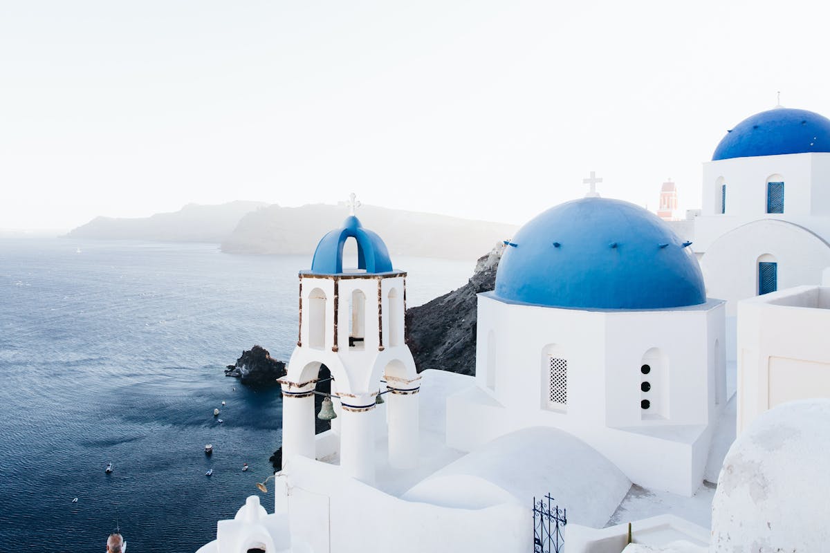 Bâtiments blancs au toit bleu, au dessus de la mer, à Santorin.