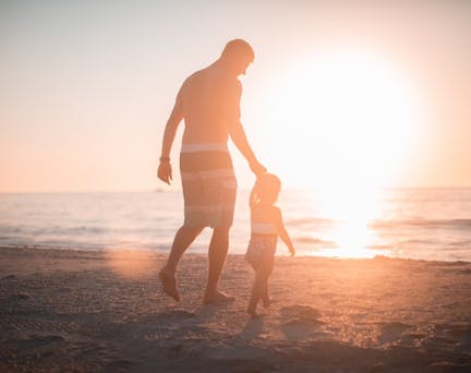 pere et fille sur la plage