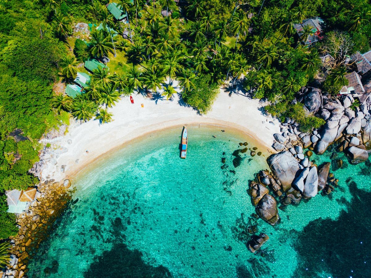 View from the sky, the beach of Koh Tao with the turquoise sea - Photo by Max Böttinger on Unsplash